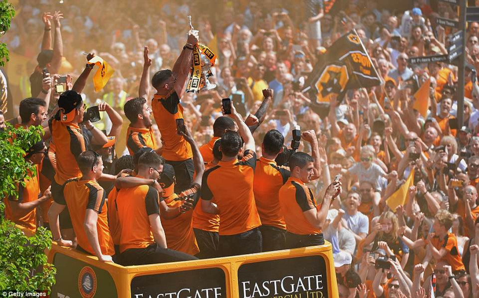 Đường phố chuyển màu vàng ngày Bầy sói trở lại Premier League